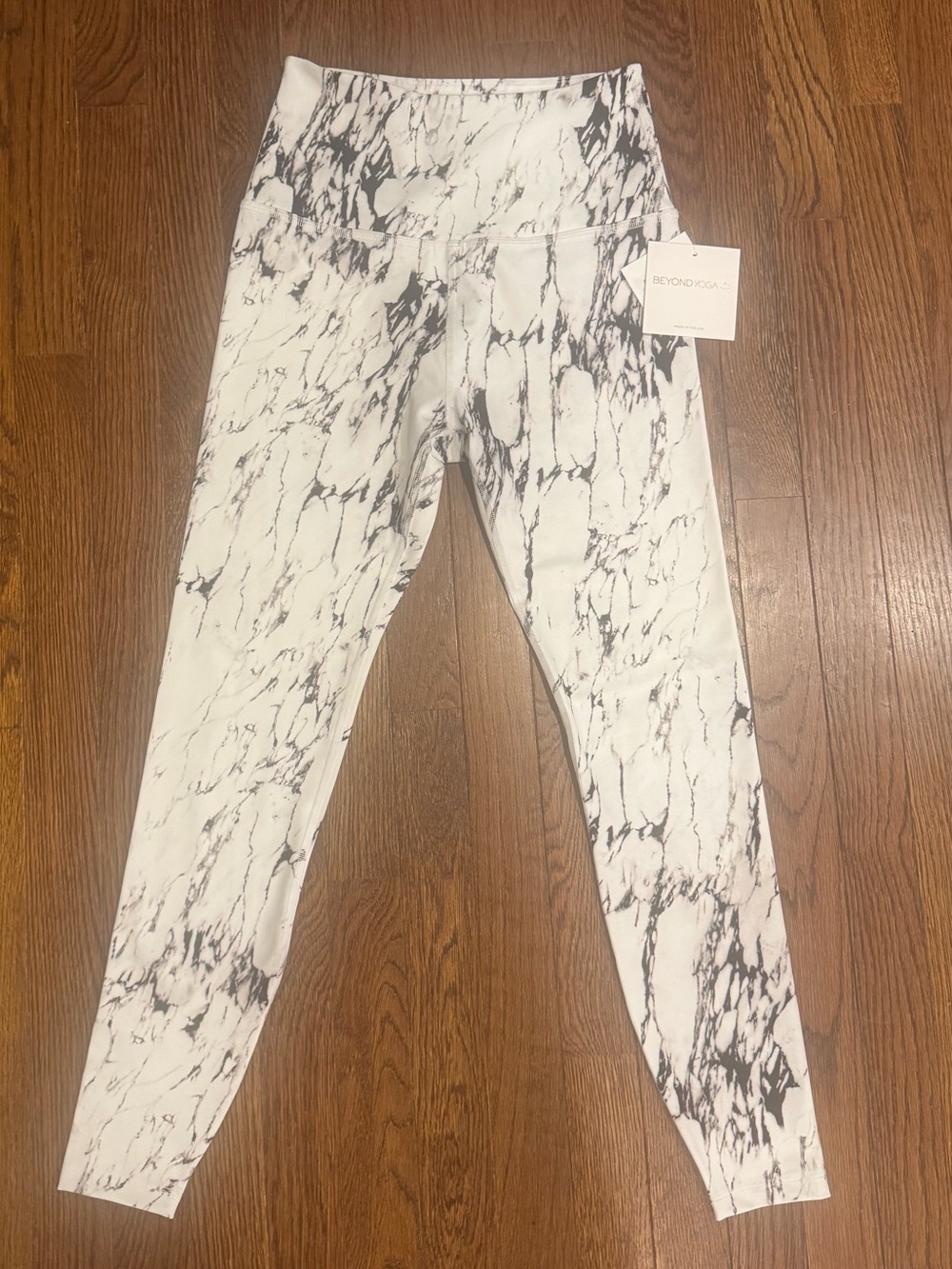 NWT Women’s M Beyond Yoga Marble Print White & Black Leggings